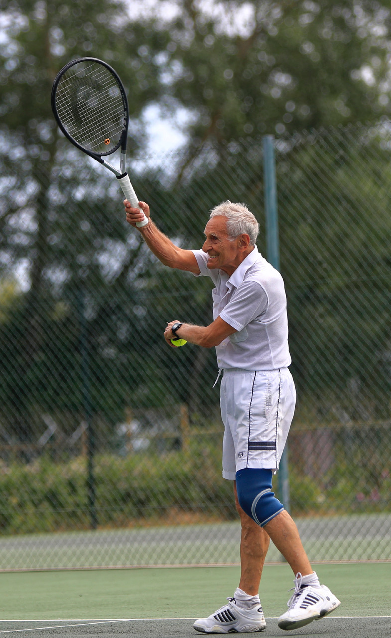 Adult tennis player at Woodbridge Tennis Club